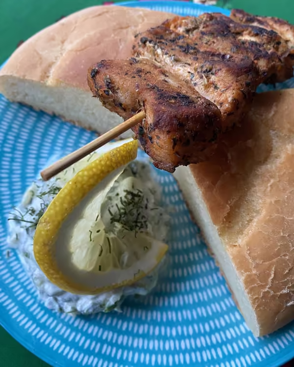 Souvlaki z kurczaka na picie z tzatzikami i cytryną